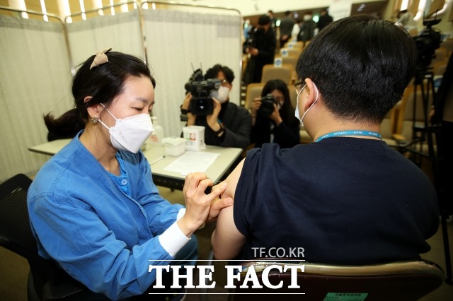 14일 국제통계사이트에 따르면 전세계 코로나19 확진자 수가 1억2000만 명을 넘어섰다. /더팩트DB