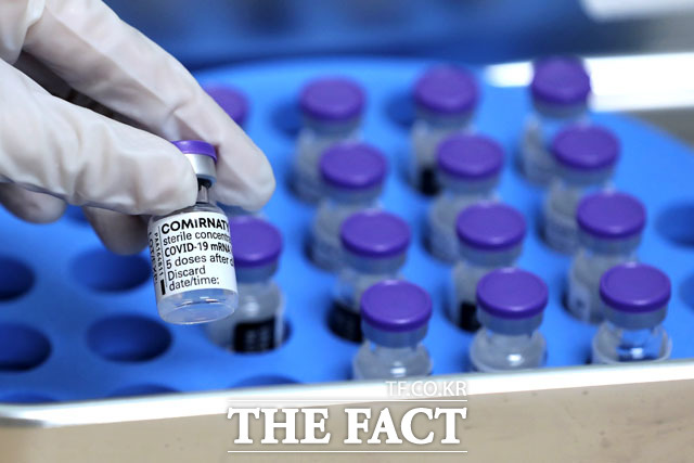 4월부터 만 75세 이상 국민들이 화이자의 신종 코로나바이러스 감염증(코로나19) 백신을 맞는다. 2월 27일 오전 서울시 중구 국립중앙의료원 중앙예방접종센터 접종실에서 의료진이 화이자 백신을 해동하고 있다. /사진공동취재단