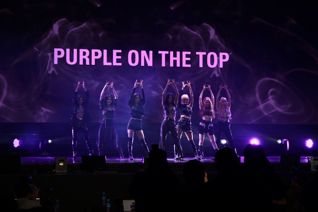 퍼플키스는 이날 쇼케이스에서 데뷔 타이틀곡 Ponzona(폰조나)의 무대를 공개했다. / RBW 제공