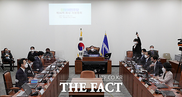 화상으로 열린 민주당 의원총회