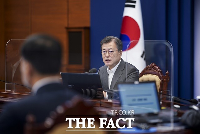 문재인 대통령 내외가 오는 23일 아스트라제네카 코로나19 백신 접종을 받을 예정이다. 문 대통령이 15일 오후 청와대에서 수석·보좌관회의를 주재하는 모습. /청와대 제공