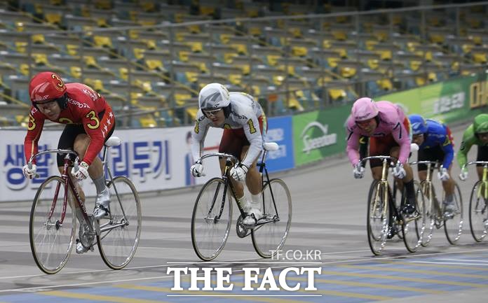 임채빈이 3일 연속 강력한 자력 선행 승부로 우승을 차지했다. 사진은 지난 14일 특선급 결승 경주로 임채빈(3번)이 결승선을 향해 힘차게 페달을 밟고 있다./기금조성총괄본부 제공