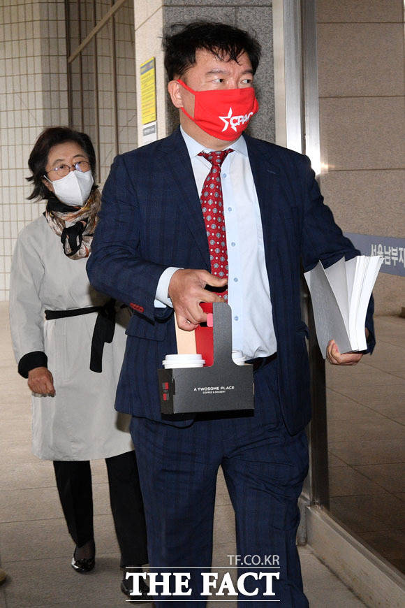 20대 국회 당시 패스트트랙 충돌 사태로 재판에 넘겨진 이은재, 민경욱 전 의원. /남윤호 기자