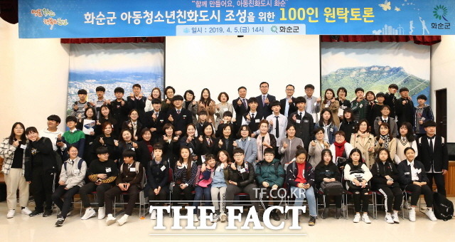 화순군이 민선 7기 역점 과제로 추진한 ‘아동·여성·고령 3대 친화도시 인증’을 완료하고 3대 친화도시 조성을 위한 세부 시책을 본격적으로 추진한다. 사진은 여성친화도시 군민참여단 역량 강화 교육 후 기념 촬영한 모습./화순군 제공