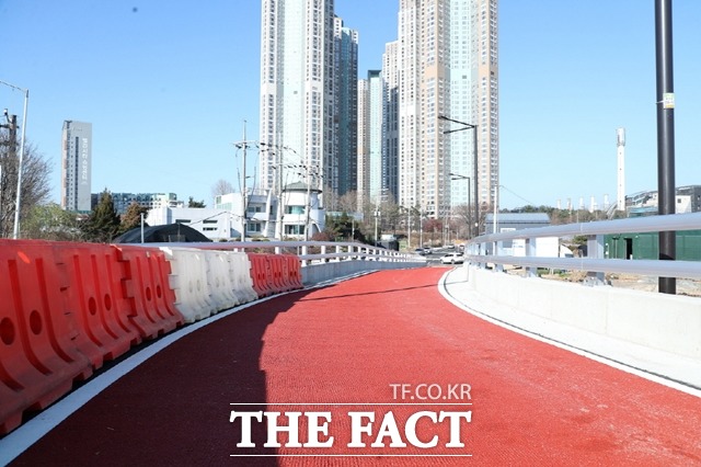 고양시는 일산나들목의 교통체증 해소를 위해 일산동구 백석동일원에 연결로를 설치하고 하부 도로 1개 차로 400m를 신설해 상습적 교통체증을 해소했다./고양시청 제공