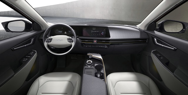 EV6의 내장 디자인은 운전자 중심의 파노라믹 커브드 디스플레이를 비롯해 기아의 신규 디자인 철학을 곳곳에 반영했다. /기아 제공