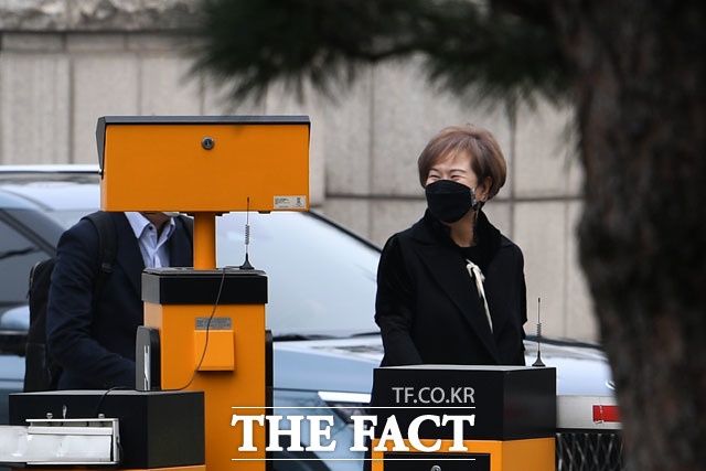 목포 부동산 투기 혐의를 받고 있는 손혜원 전 의원이 15일 오후 서울 양천구 서울남부지방법원에서 열린 항소심 1차 공판에 출석하고 있다. /남윤호 기자