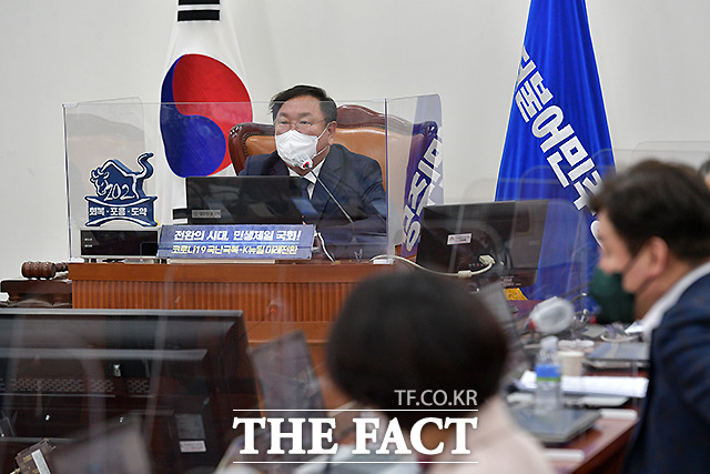 15일 국회에서 더불어민주당 화상의원총회가 열린 가운데, 김태년 더불어민주당 당 대표 직무대행이 회의를 주재하고 있다.
