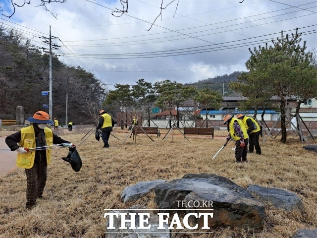 화순군이 민선 7기 역점 과제로 추진한 ‘아동·여성·고령 3대 친화도시 인증’을 완료하고 3대 친화도시 조성을 위한 세부 시책을 본격적으로 추진한다. 사진은 노인일자리 사업 모습./화순군 제공