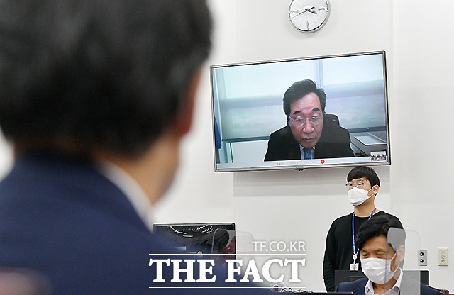 화상으로 회의 참석한 이낙연 더불어민주당 상임선대위원장.