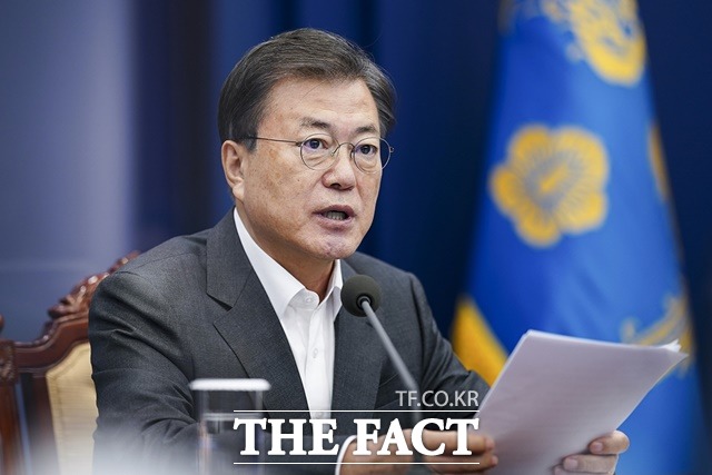 문재인 대통령은 15일 청와대에서 주재한 수석·보좌관회의에서 LH 투기와 관련해 정치권은 부동산 적폐를 정쟁의 도구로 삼지 말아 달라며 이 사안은 우리 정치가 오랫동안 해결해오지 못한 문제이며, 함께 해결해야 할 과제라고 밝혔다. /청와대 제공