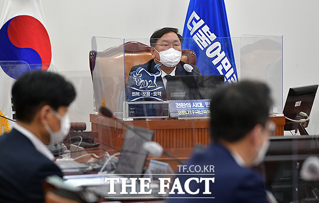 모두 발언하는 김태년 더불어민주당 대표 직무대행.