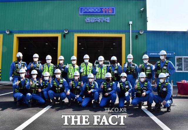 지난 10일 준공된 포항제철소 포스코 119 선강지구대 앞에서 남수희 포항제철소장(두번째 줄 좌측에서 여섯번째)과 관계자들이 기념사진을 촬영하고 있다./포항제철소 제공