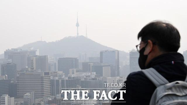 수도권 일대에 초미세먼지가 나쁨 상태를 보인 13일 오후 서울 종로구 북악산 일대에서 바라본 도심 일대가 뿌연 모습을 보이고 있다. /임세준 기자