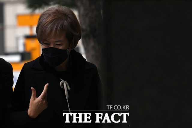 목포 부동산 투기 혐의를 받고 있는 손혜원 전 의원이 15일 오후 서울 양천구 서울남부지방법원에서 열린 항소심 1차 공판에 출석하고 있다. /남윤호 기자