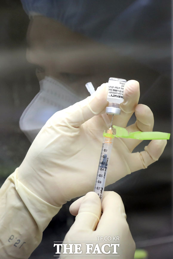 4월 75세 이상 국민을 시작으로 2분기 신종 코로나바이러스 감염증(코로나19) 백신 접종이 시작된다. 접종하는 백신은 수급 계획에 따라 대상자별로 화이자와 아스트라제네카 백신으로 갈린다. /사진공동취재단