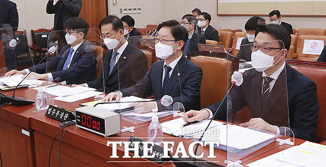 이날 전체회의에는 박범계 법무부 장관, 김진욱 고위공직자범죄수사처장을 비롯해 조재연 법원행정처장(왼쪽 두번째), 박재민 국방부 차관(왼쪽)이 출석했다.