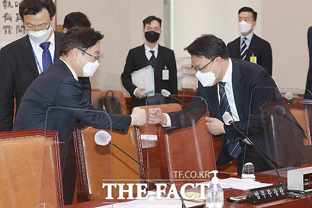 박범계 법무부 장관(왼쪽)과 악수하는 김진욱 고위공직자범죄수사처장.
