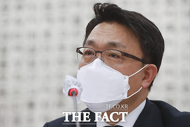 김진욱 고위공직자범죄수사처(공수처) 처장이 김학의 전 법무부 장관 출국금지 의혹 사건을 검찰에 재이첩하기 전 이성윤 서울중앙지검장을 만났다고 16일 밝혔다. /이새롬 기자