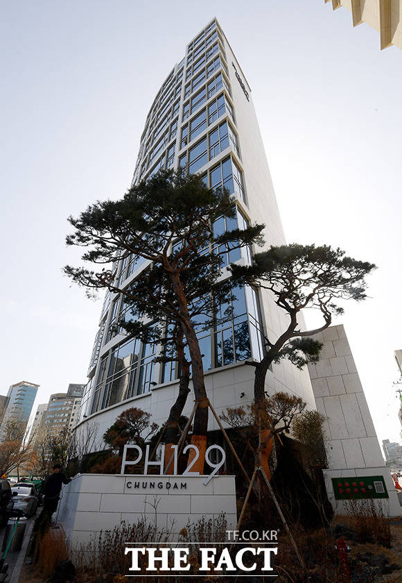국내 최고가 공동주택의 공시가격이 공개된 가운데 16일 오후 서울 강남구 더펜트하우스 청담이 보이고 있다. /이선화 기자
