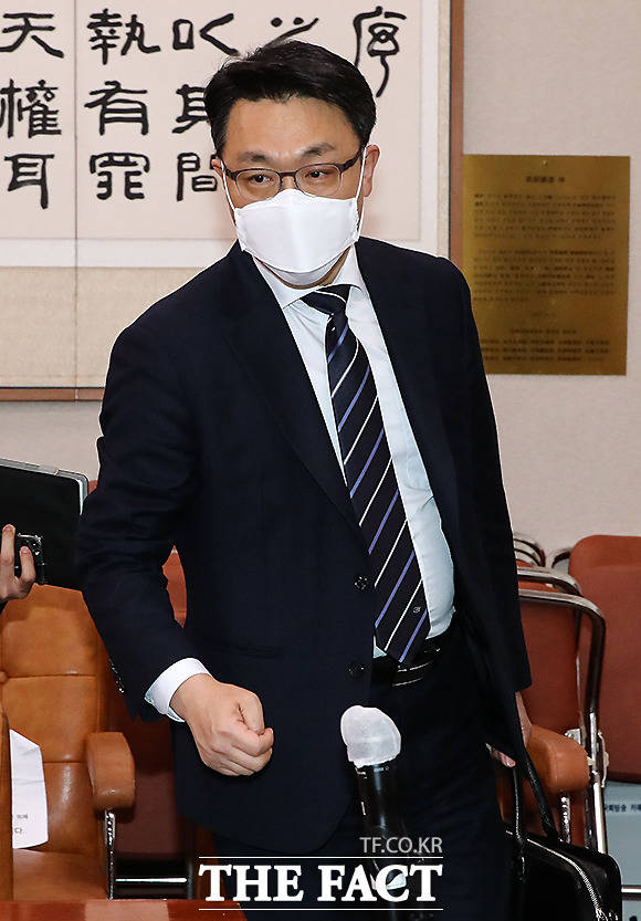 김진욱 고위공직자범죄수사처(공수처) 처장이 16일 국회에서 열린 법제사법위원회 전체회의에 참석하고 있다.