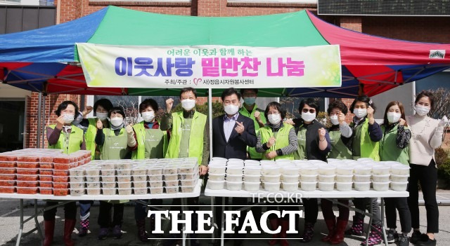 밑반찬 나눔 행사에 참여한 봉사자들은 “코로나-19로 힘들어하는 소외계층과 어르신들이 이 음식으로 힘을 얻었으면 좋겠다”며 입을 모았다./정읍시 제공