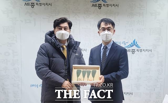 구단 연고지인 세종특별자치시 이춘희 시장(왼쪽)과 스포츠토토여자축구단 구단주 송영웅 사장./스포츠토토코리아 제공