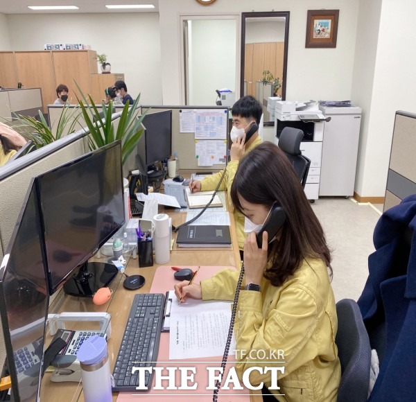 김천시는 3월부터 외부청렴도를 높이기 위해 시민과 통화해 공무원의 청렴도를 확인하는 ‘청렴 해피콜’을 실시한다.김천시 청렴감사실 직원들이 민원인과 통화하고 있다/김천=김서업 기자