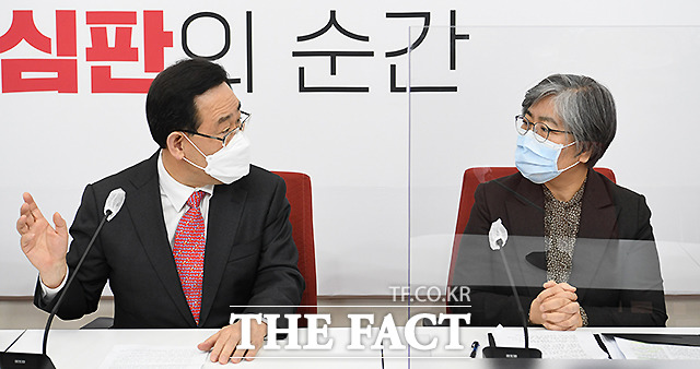 주호영 국민의힘 원내대표(왼쪽)와 정은경 질병관리청장이 16일 국회 국민의힘 원내대표 회의실에서 열린 코로나19 백신 관련 간담회에서 대화를 나누고 있다. /국회=이새롬 기자