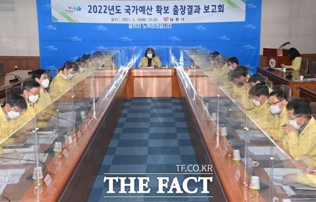 남원시는 16일 오전 시청 회의실에서 이환주 시장을 비롯한 부시장, 국‧소장, 해당 부서장이 참석한 가운데 2022년도 국가예산 확보를 위한 출장결과 보고회를 개최했다. /남원시 제공