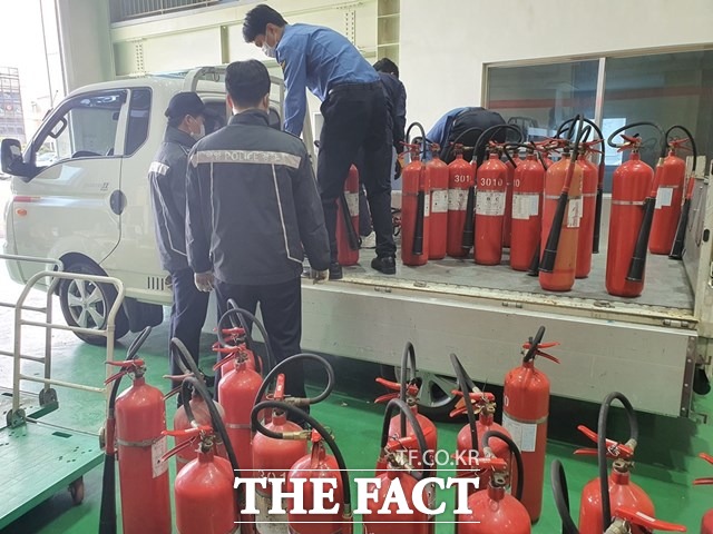 전북 군산해경이 장시간 사용으로 폐기처분할 예정이었던 불용 소화기를 수거해 교육 훈련용으로 활용하고 있다. /군산해경