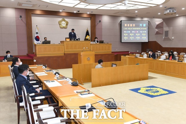 양주시의회가 16일 열린 임시회 본회의에서 기본소득 지방정부협의회 규약 동의안에 대해 표결 처리하고 있다. /양주시의회 제공
