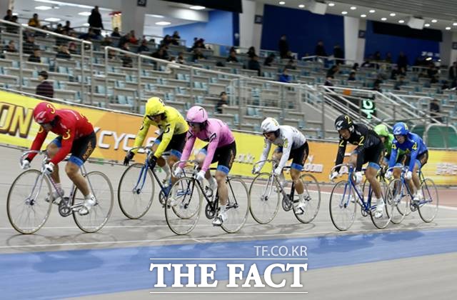 코로나19 여파를 딛고 재개장한 2021 경륜에서 25기 선수들의 활약이 돋보이고 있다. 사진은 경륜훈련원을 졸업한 후 지난 19년 12월 20일 광명 스피돔에서 시범경주를 하고 있는 25기 선수들./기금조성총괄본부 제공