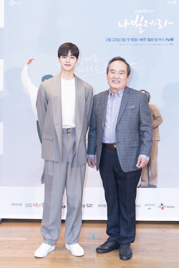 송강(왼쪽)과 박인환은 나빌레라를 위해 생애 처음으로 발레에 도전했다. /tvN 제공