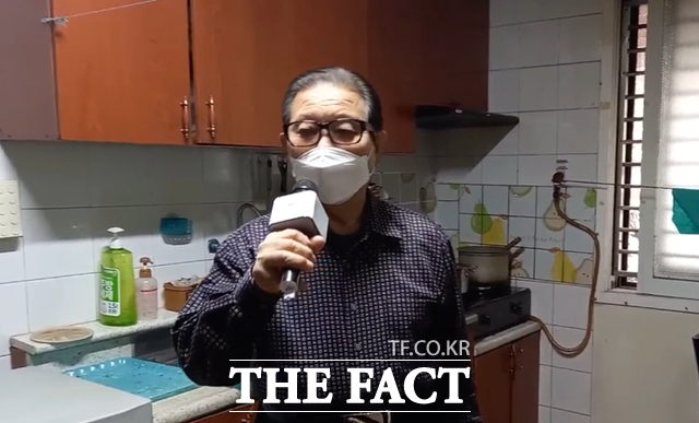 고양시 일산동구보건소가 주최한 랜선트롯경연대회에서 가수 신유의 일소일소 일노일노를 불러 우수상을 탄 일산동구 백석2동의 김건환(86)씨가 자신의 집에서 대회에 참여하고 있다./고양시 일산동구보건소 제공