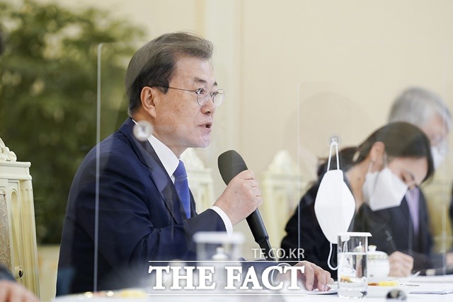 문재인 대통령이 오는 18일 오후 청와대에서 토니 블링컨 미국 국무부 장관과 로이드 오시틴 국방부 장관을 접견할 예정이다. 문 대통령이 지난 16일 중남미 3개국 장관 합동 접견에서 발언하는 모습. /청와대 제공