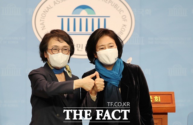 여권 서울시장 후보 단일화 경선에서 승리한 박영선(오른쪽) 더불어민주당 후보가 17일 오후 국회 소통관에서 결과발표 후 경쟁 상대였던 김진애 열린민주당 후보와 함께 포즈를 취하고 있다. /국회사진기자단