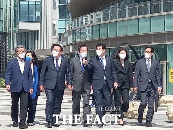 민주당은 17일 오후 부산 해운대 엘시티(LCT) 앞에서 국민의힘 박형준 후보를 비판하기 위한 기자회견을 가졌다. /부산=조탁만 기자