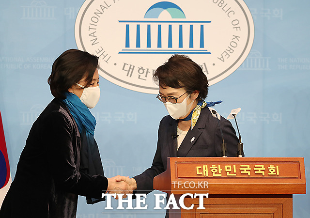 최종 후보 결과를 앞두고 악수 나누는 박영선 후보(왼쪽)와 김진애 후보.