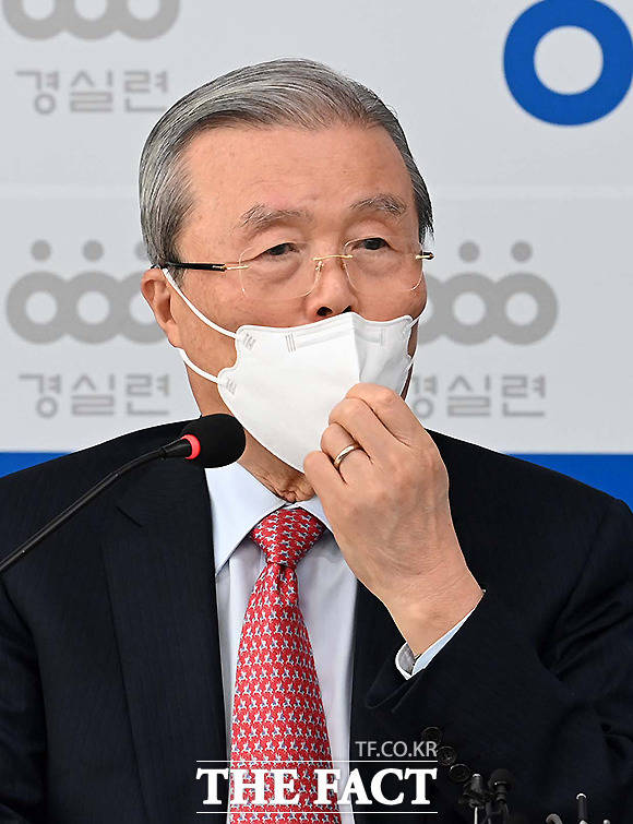 김종인 국민의힘 비상대책위원장은 17일 단일화를 추진 중인 안철수 국민의당 서울시장 후보와 관련해 떼를 쓰고 있는 것 같다고 비판했다. 경실련 대강당에서 한국토지주택공사(LH) 사태와 관련해 열린 정책간담회에서 마스크를 고쳐쓰고 있는 김 위원장. /국회사진취재단