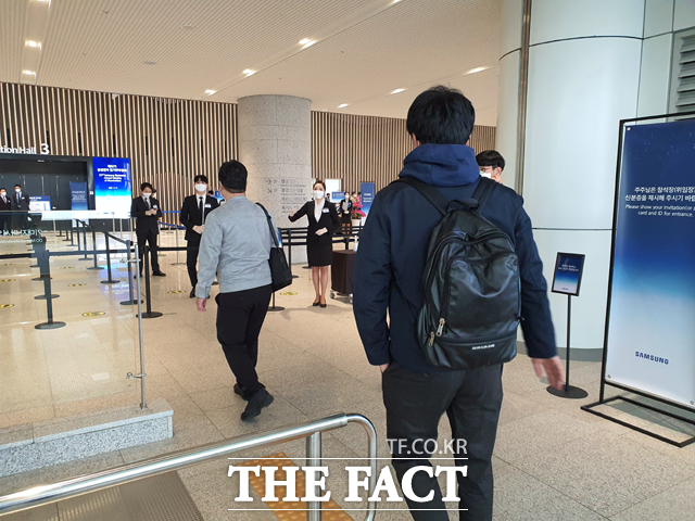 삼성전자 주주들이 17일 오전 경기 수원 수원컨벤션센터에 마련된 주총장으로 입장하고 있다. /이성락 기자