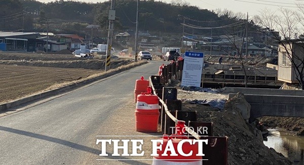 한국 농어촌공사 안동지사가 안동시 풍천면 갈전리 호민지 배수 정비사업을 하면서 현장 주변 안전을 무시하고 공사를 강행 하고 있어 원성이 높다.사진은 호민지 하류방향 확장공사를 하면서 위험 표지판과 신호수를 두지않고 공사를 해 지나는 차량들이 불편을 겪고 있다./안동=오주섭기자