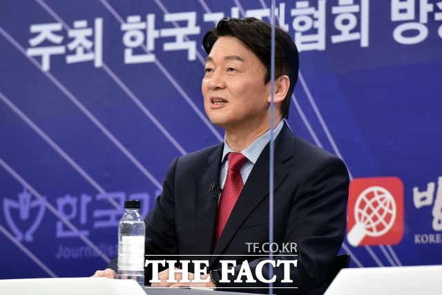 안철수 국민의당 서울시장 후보는 야권 단일화 협상에서 여론조사 방식을 놓고 이견이 드러나고 있는 것에 대해 국민의힘이 새로운 방식을 들고 나왔다고 말했다. /국회사진취재단