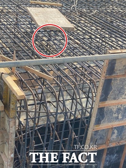 호민지 배수로 박스를 개설하면서 철근 이음을(사진 왼쪽 상단 빨간 원안) 얼기 설기 건너 뛰어 가면서 공사를 해놓아 향후 큰 무게를 이기지 못하는 붕괴 사고도 발생 할 우려가 있다는게 전문가들의 지적이다./안동=오주섭기자