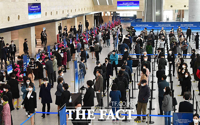 삼성전자 주주들이 17일 오전 경기 수원 수원컨벤션센터에 마련된 주총장 내부로 입장하고 있다. /이선화 기자