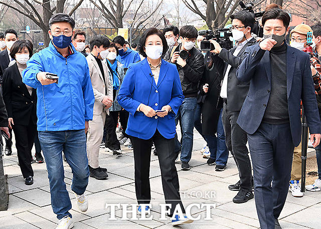 박영선 더불어민주당 서울시장 후보가 18일 서울 종로구 마로니에 공원을 찾아 시민들을 만나고 있다.