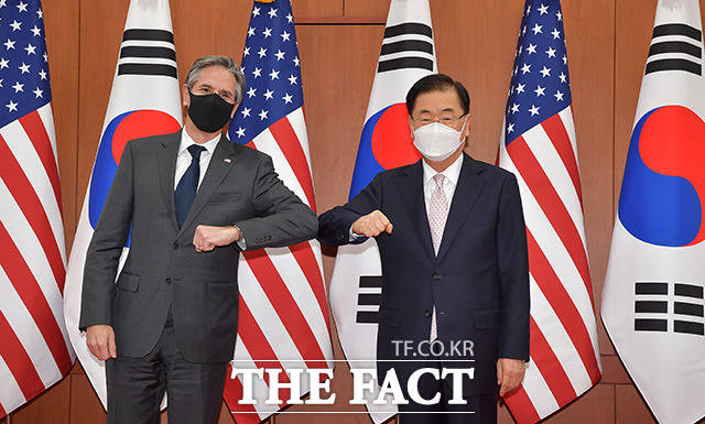 정의용 외교부 장관(오른쪽)과 토니 블링컨 미 국무장관이 17일 오후 서울 도렴동 외교부에서 회담 전 기념 촬영을 하고 있다. /사진공동취재단