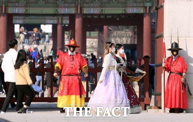 서울 기온이 포근해지면서 시민들이 나들이를 즐기고 있다. /이선화 기자