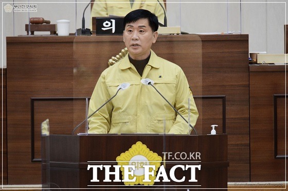 국민의힘  김재운 부산진구의회 의원은 18일 열린 제312회 부산진구의회 5분 자유발언에서 부산진구청의 ‘협상에 의한 계약’ 방식에의 문제점을 지적하고 있다. /부산=조탁만 기자