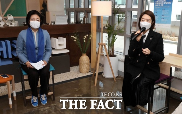 박영선 후보 캠프 대변인을 맡고 있는 고민정(오른쪽) 의원이 18일 대변인직 사의를 표명했다. /국회사진취재단